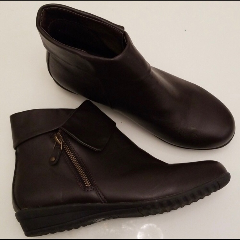 Sofwear By Beacon booties with zipper